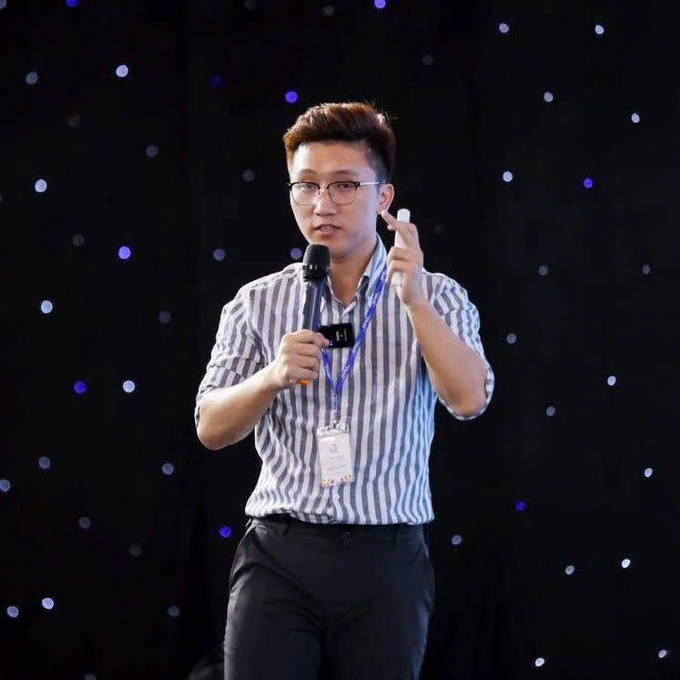 Doãn Kiên, Founder & CEO SEODO, chia sẻ trên sân khấu